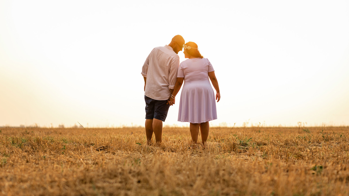 Ensaio Pre Wedding Holambra, Ensaio Casal, Theos Turismo Holambra. Holambra cidade das flores. Ensaio pre wedding na plantação de girassol. Moinho. Plantação de trigo