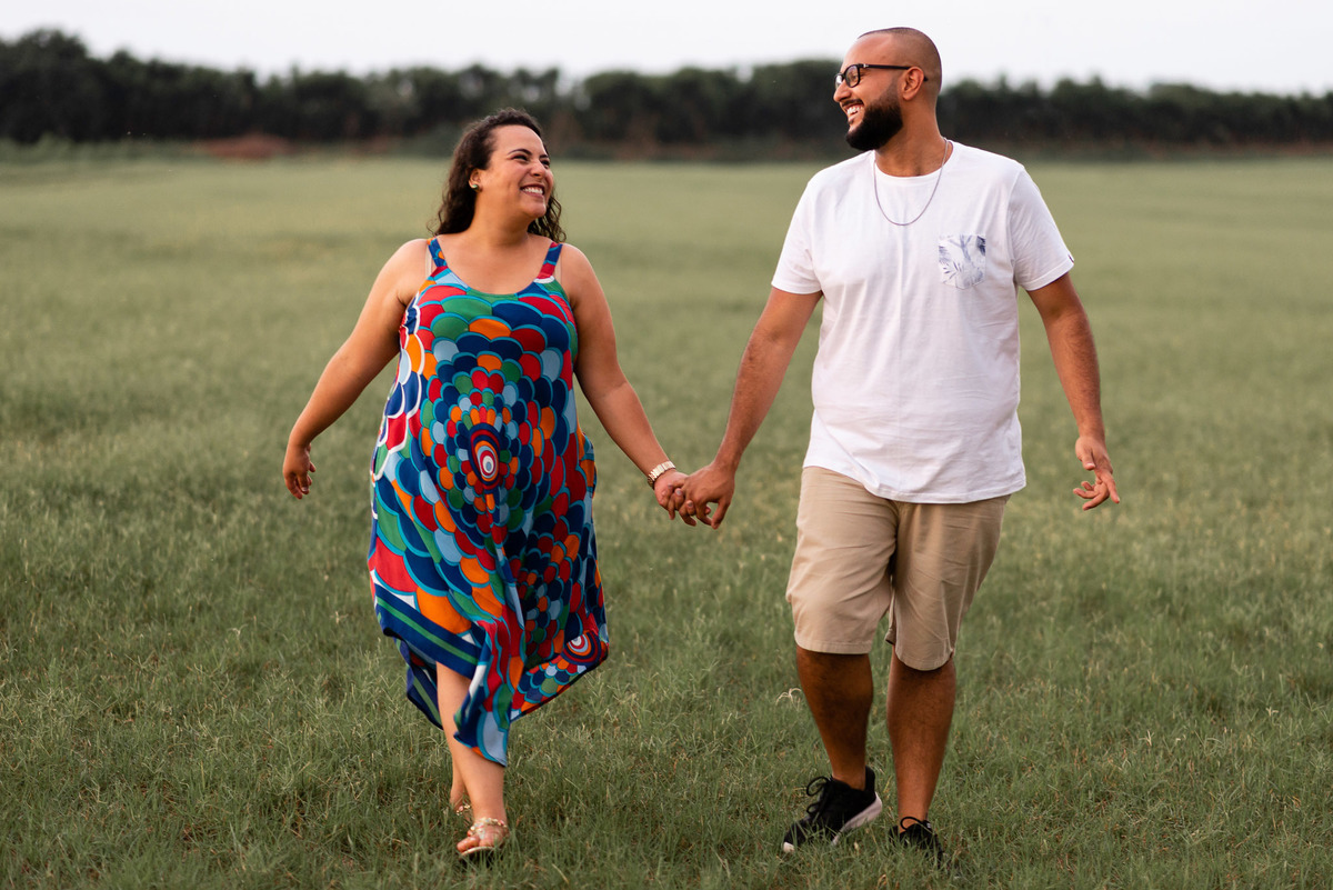Ensaio Pre Wedding Holambra, Ensaio Casal, Theos Turismo Holambra. Holambra cidade das flores. Ensaio pre wedding na plantação de girassol. Moinho. Plantação de trigo