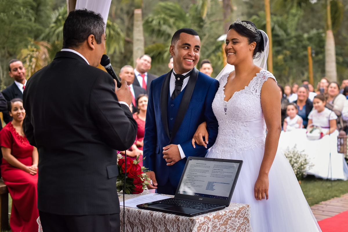 Cerimonia de casamento, chacara paraiso. Fotos de casamento. Wedding. casamento ao ar livre. casamento no campo. Terno do noivo. terno de noivo. Vestido da noiva. vestido de noiva.