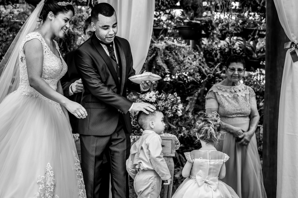 Cerimonia de casamento, chacara paraiso. Fotos de casamento. Wedding. casamento ao ar livre. casamento no campo. Terno do noivo. terno de noivo. Vestido da noiva. vestido de noiva.