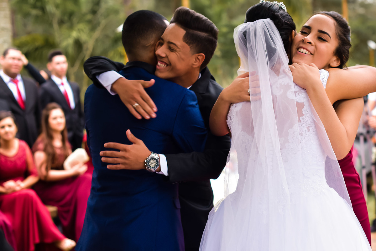 Cerimonia de casamento, chacara paraiso. Fotos de casamento. Wedding. casamento ao ar livre. casamento no campo. Terno do noivo. terno de noivo. Vestido da noiva. vestido de noiva.