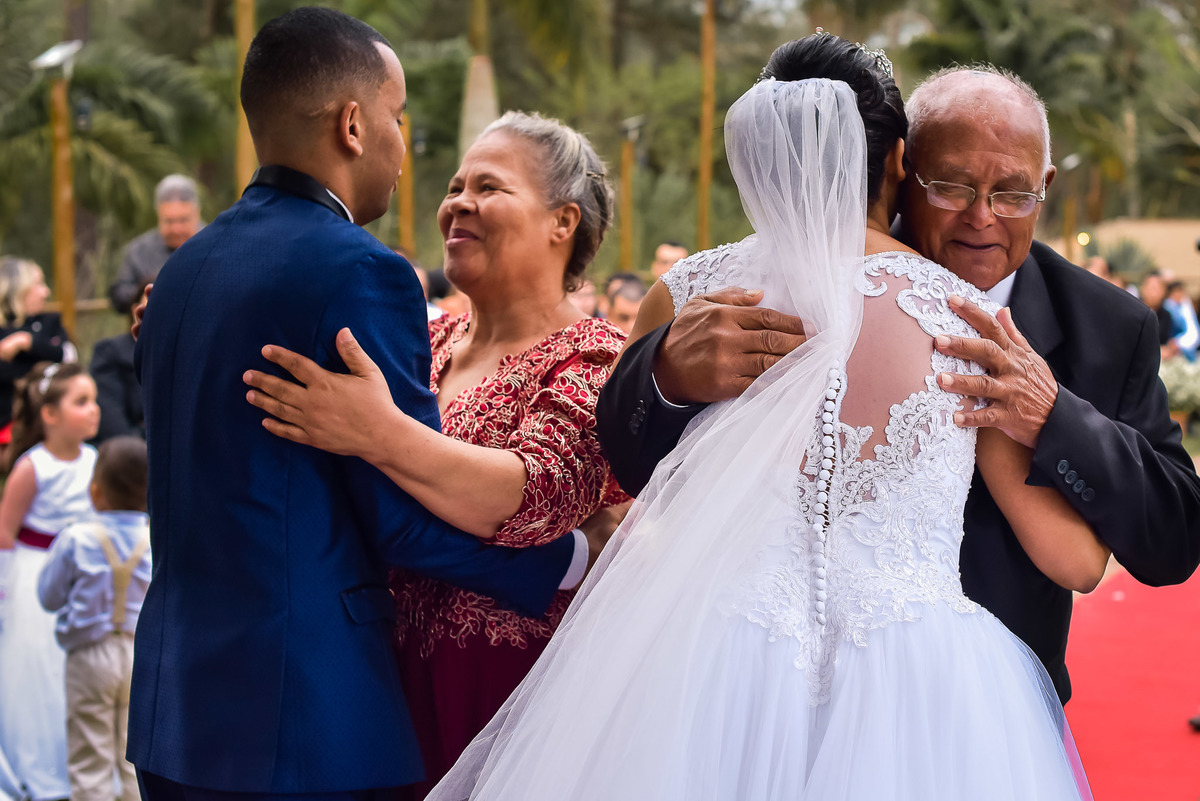 Cerimonia de casamento, chacara paraiso. Fotos de casamento. Wedding. casamento ao ar livre. casamento no campo. Terno do noivo. terno de noivo. Vestido da noiva. vestido de noiva.