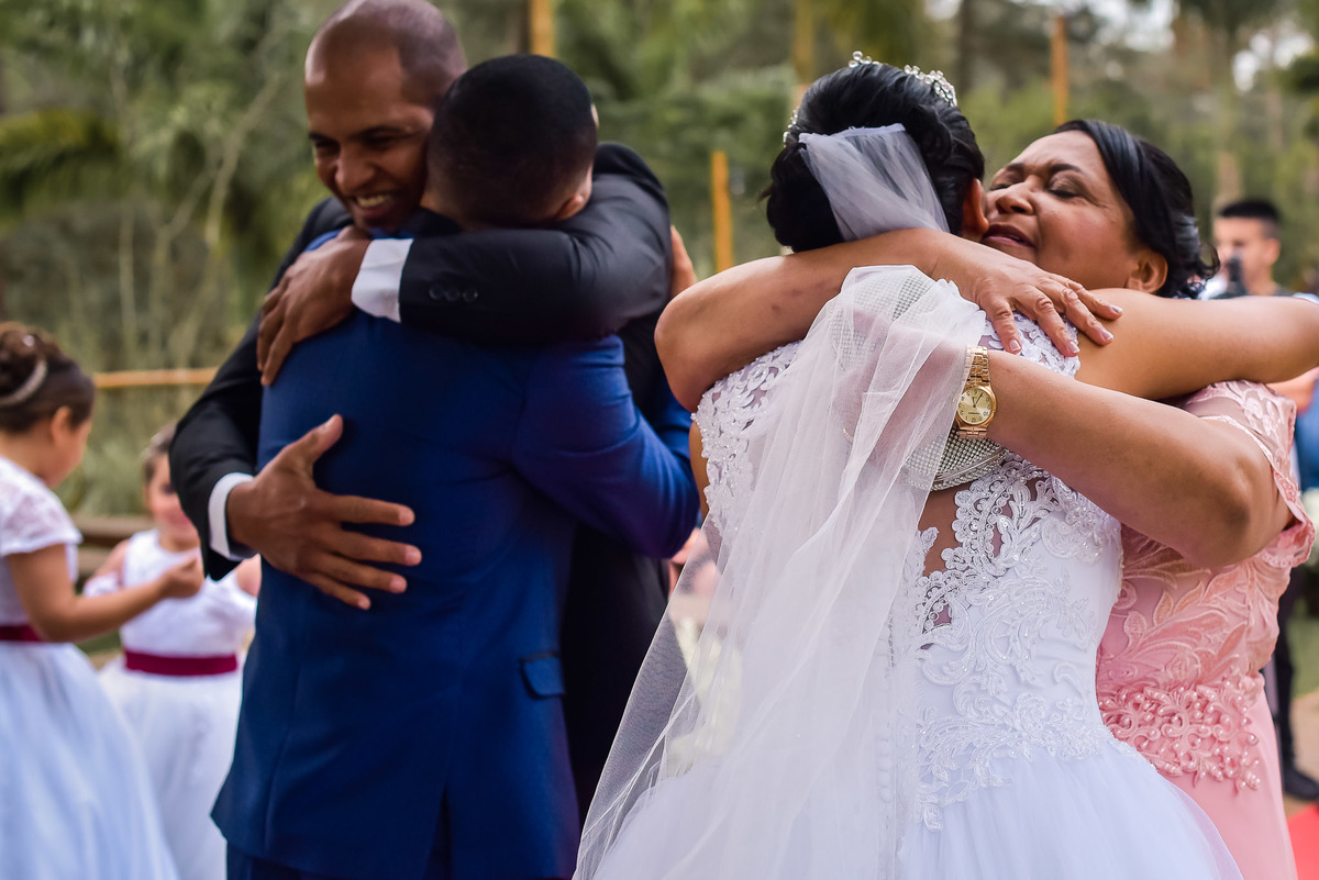 Cerimonia de casamento, chacara paraiso. Fotos de casamento. Wedding. casamento ao ar livre. casamento no campo. Terno do noivo. terno de noivo. Vestido da noiva. vestido de noiva.