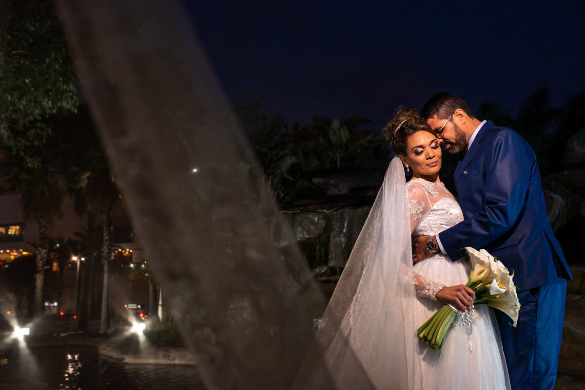 fotos de casamento. fotos de casamento com emoção. fotos espontaneas. fotos de casal. terno do noivo, vestido de noiva, buque de noiva. av jundiai. nove de julho. nove de julho jundiai. jundiai shoping