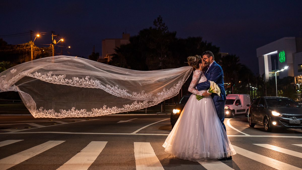 fotos de casamento. fotos de casamento com emoção. fotos espontaneas. fotos de casal. terno do noivo, vestido de noiva, buque de noiva. av jundiai. nove de julho. nove de julho jundiai. jundiai shoping