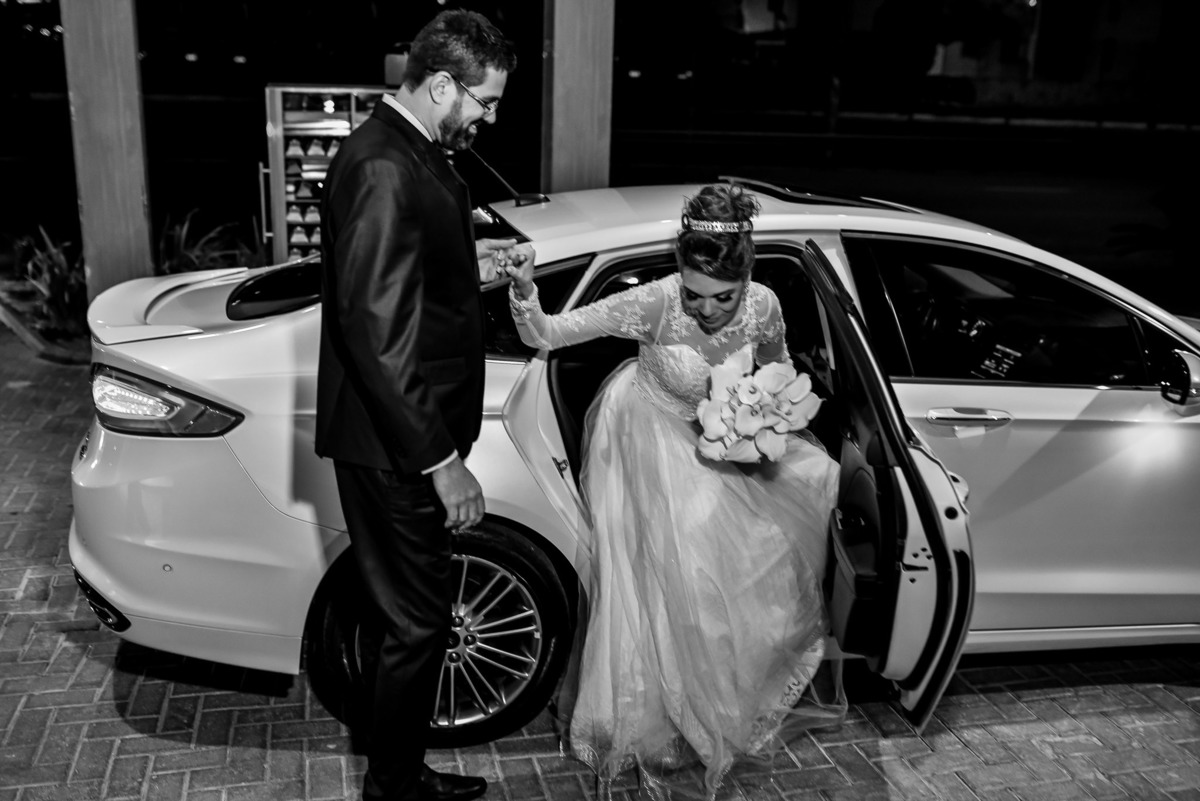 fotos de casamento. fotos de casamento com emoção. fotos espontaneas. fotos de casal. terno do noivo, vestido de noiva, buque de noiva. av jundiai. churrascaria trevisan, 14 de dezembro. carro da noiva.