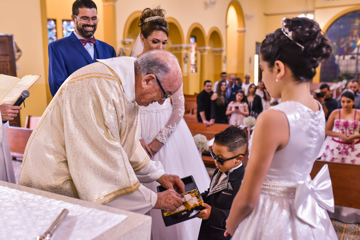 Cerimonia de casamento Santuário Diocesano Nossa Senhora Aparecida. fotos de casamento. fotos de casamento com emoção. fotos espontaneas.