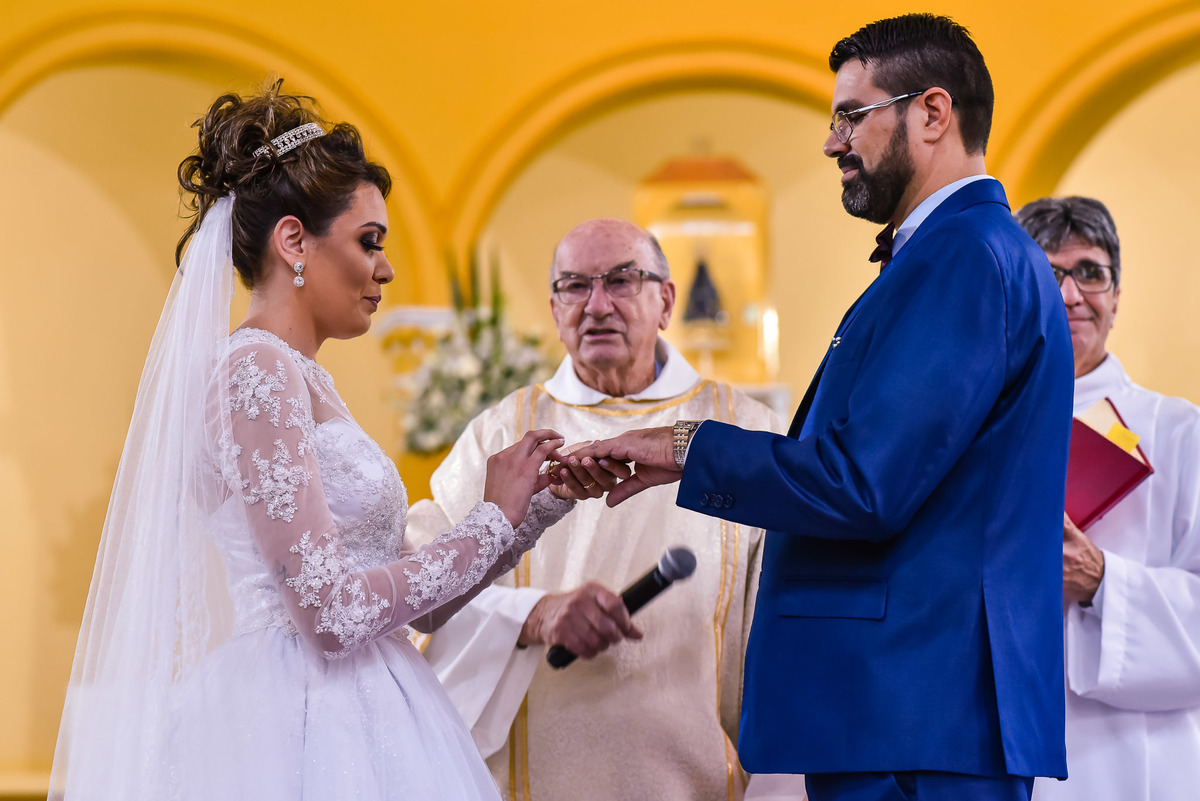 Cerimonia de casamento Santuário Diocesano Nossa Senhora Aparecida. fotos de casamento. fotos de casamento com emoção. fotos espontaneas. vestido de noiva. terno do noivo.