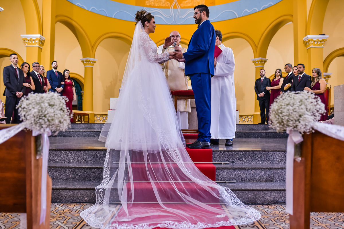 Cerimonia de casamento Santuário Diocesano Nossa Senhora Aparecida. fotos de casamento. fotos de casamento com emoção. fotos espontaneas. vestido de noiva. terno do noivo.