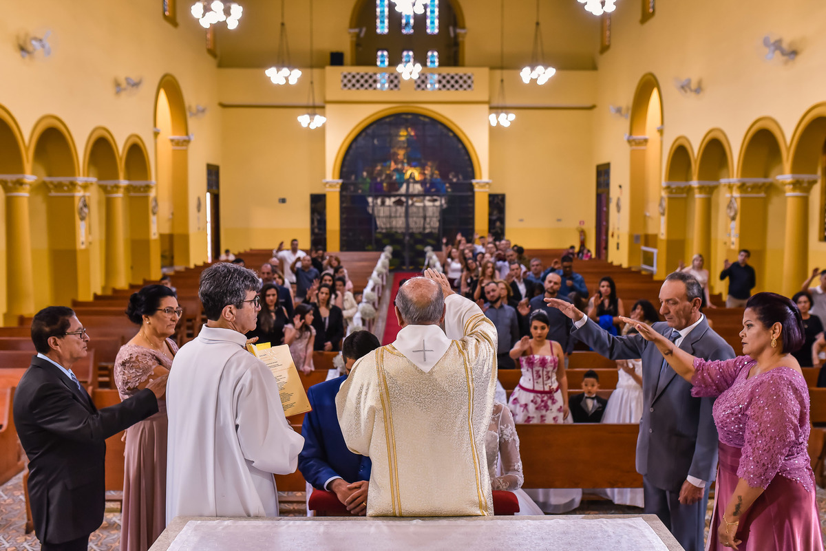 Cerimonia de casamento Santuário Diocesano Nossa Senhora Aparecida. fotos de casamento. fotos de casamento com emoção. fotos espontaneas.