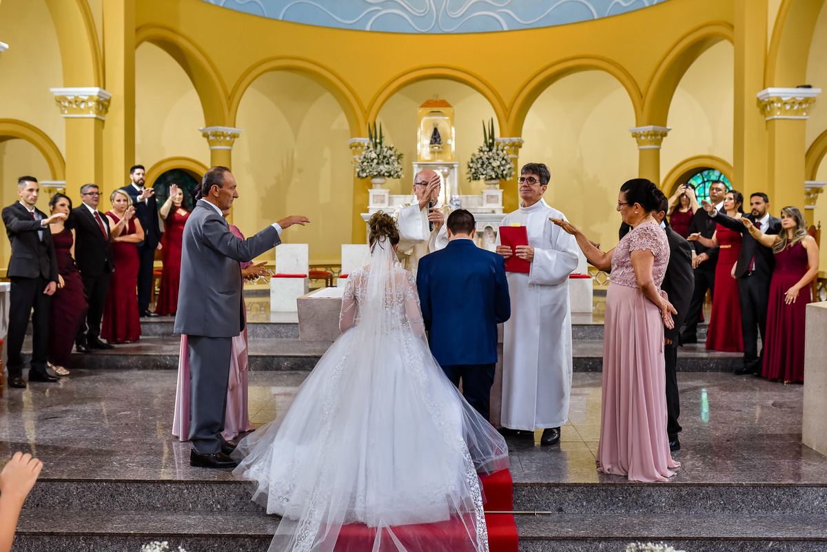 Cerimonia de casamento Santuário Diocesano Nossa Senhora Aparecida. fotos de casamento. fotos de casamento com emoção. fotos espontaneas.