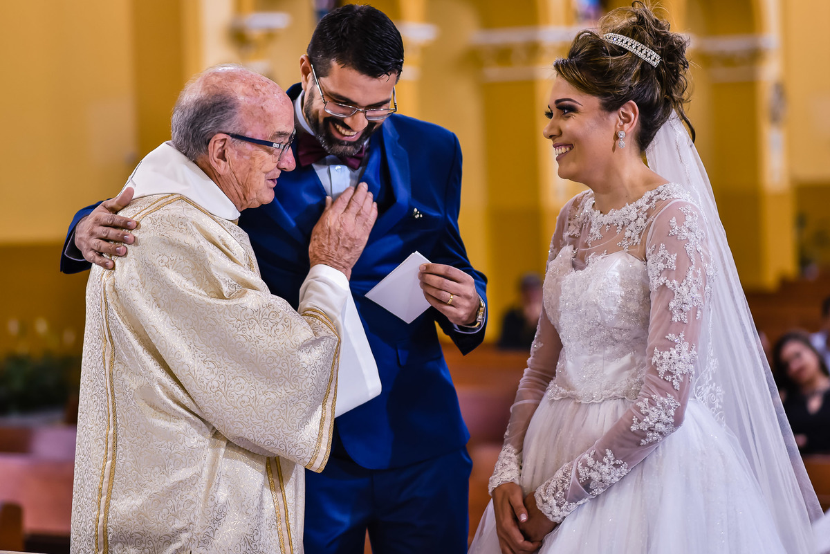 Cerimonia de casamento Santuário Diocesano Nossa Senhora Aparecida. fotos de casamento. fotos de casamento com emoção. fotos espontaneas.