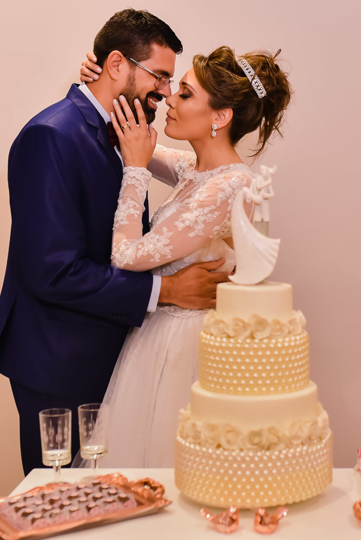 fotos de casamento. fotos de casamento com emoção. fotos espontaneas. fotos de casal. terno do noivo, vestido de noiva, buque de noiva.  recepçao churrascaria trevisan, 14 de dezembro.