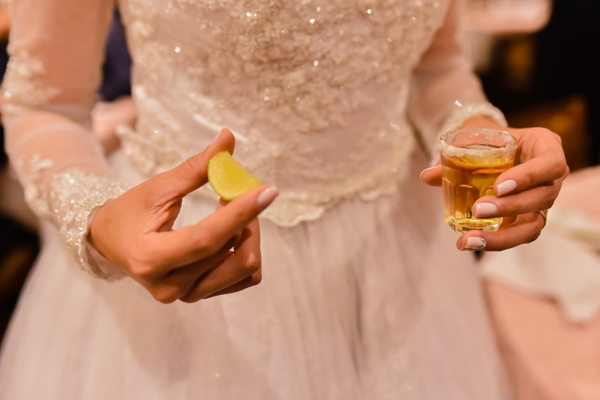 fotos de casamento. fotos de casamento com emoção. fotos espontaneas. fotos de casal. terno do noivo, vestido de noiva, buque de noiva.  recepçao churrascaria trevisan, 14 de dezembro.