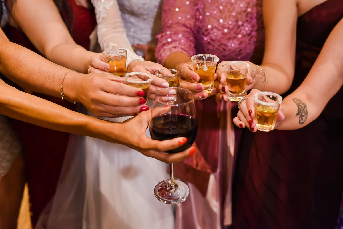 fotos de casamento. fotos de casamento com emoção. fotos espontaneas. fotos de casal. terno do noivo, vestido de noiva, buque de noiva.  recepçao churrascaria trevisan, 14 de dezembro.