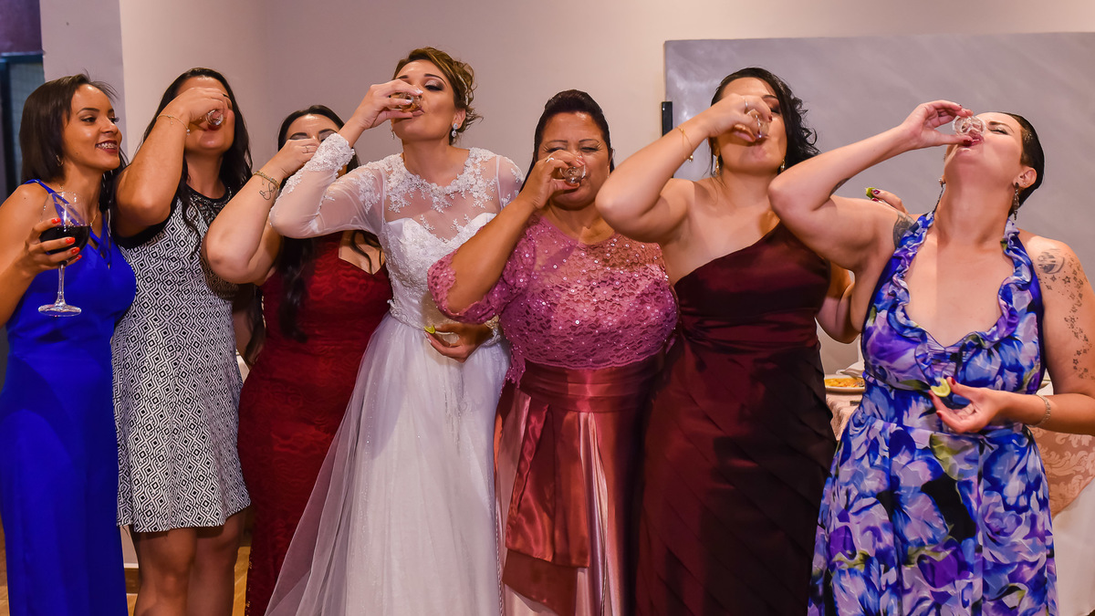 fotos de casamento. fotos de casamento com emoção. fotos espontaneas. fotos de casal. terno do noivo, vestido de noiva, buque de noiva.  recepçao churrascaria trevisan, 14 de dezembro.