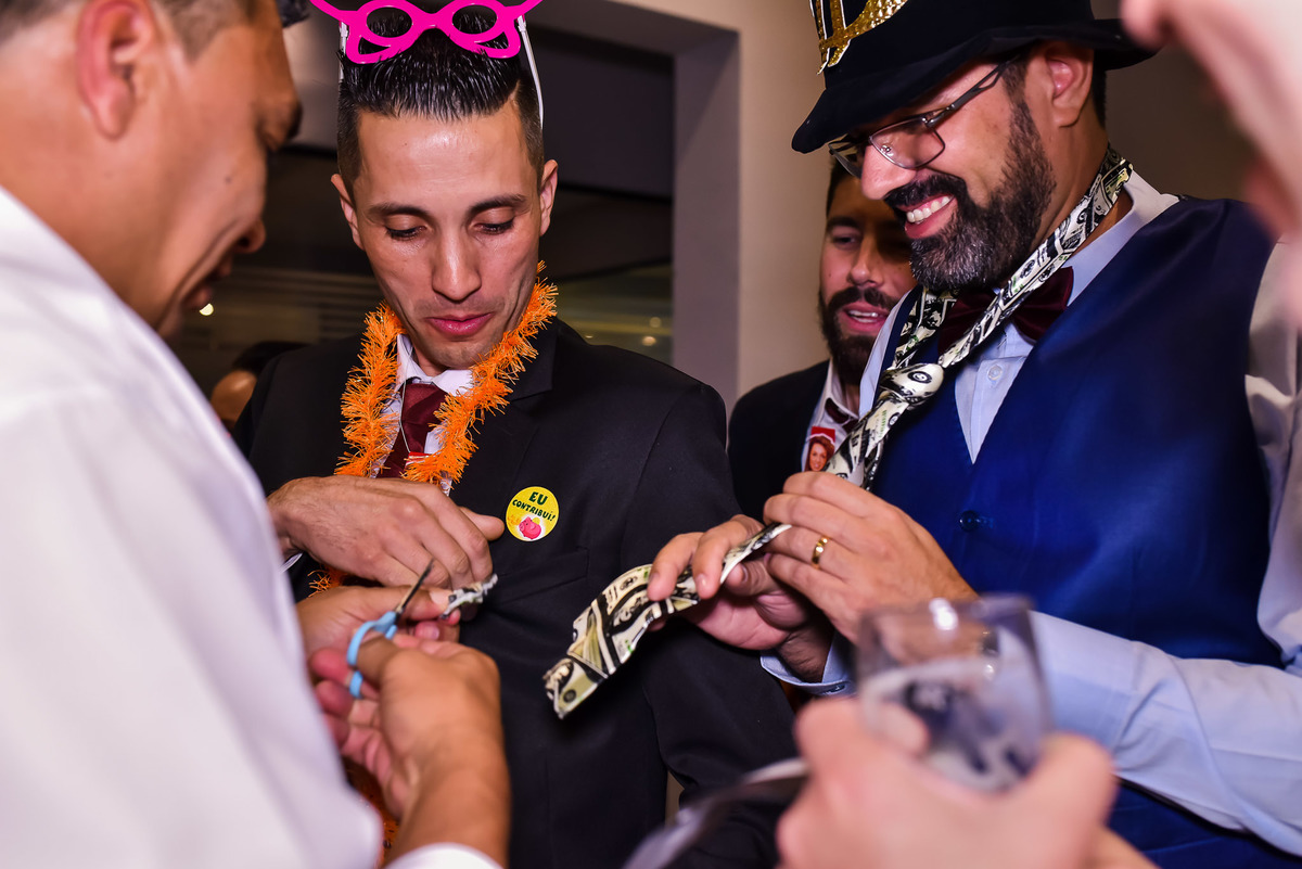 fotos de casamento. fotos de casamento com emoção. fotos espontaneas. fotos de casal. terno do noivo, vestido de noiva, buque de noiva.  recepçao churrascaria trevisan, 14 de dezembro.