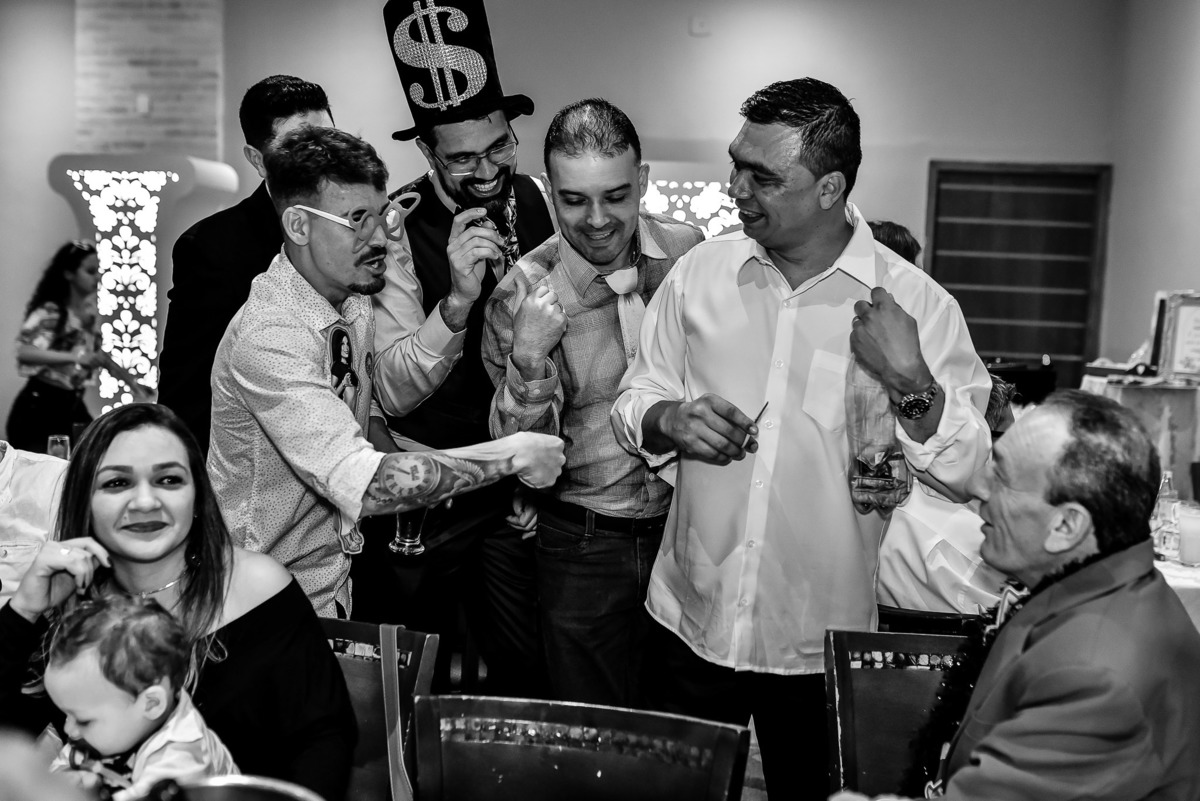 fotos de casamento. fotos de casamento com emoção. fotos espontaneas. fotos de casal. terno do noivo, vestido de noiva, buque de noiva.  recepçao churrascaria trevisan, 14 de dezembro.