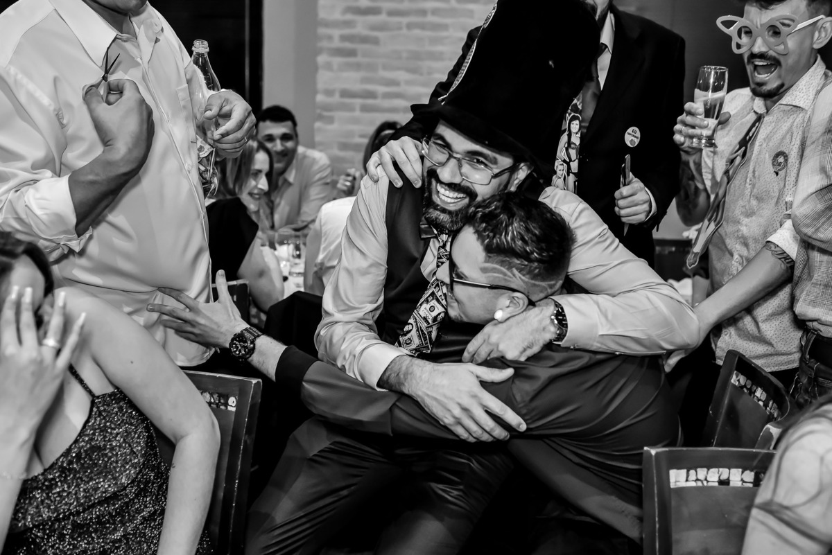 fotos de casamento. fotos de casamento com emoção. fotos espontaneas. fotos de casal. terno do noivo, vestido de noiva, buque de noiva.  recepçao churrascaria trevisan, 14 de dezembro.