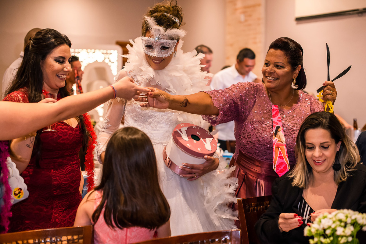 fotos de casamento. fotos de casamento com emoção. fotos espontaneas. fotos de casal. terno do noivo, vestido de noiva, buque de noiva.  recepçao churrascaria trevisan, 14 de dezembro.