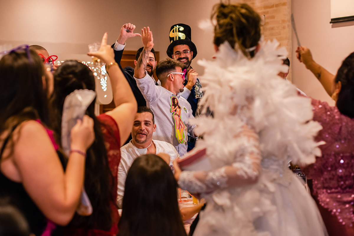 fotos de casamento. fotos de casamento com emoção. fotos espontaneas. fotos de casal. terno do noivo, vestido de noiva, buque de noiva.  recepçao churrascaria trevisan, 14 de dezembro.