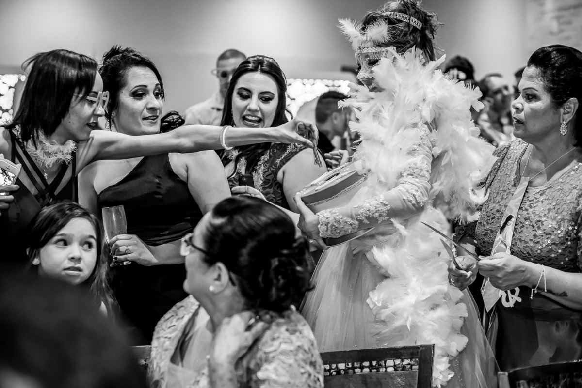 fotos de casamento. fotos de casamento com emoção. fotos espontaneas. fotos de casal. terno do noivo, vestido de noiva, buque de noiva.  recepçao churrascaria trevisan, 14 de dezembro.