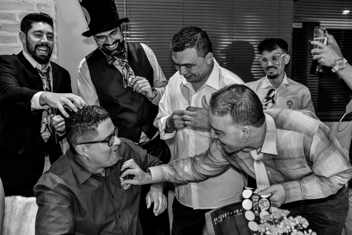 fotos de casamento. fotos de casamento com emoção. fotos espontaneas. fotos de casal. terno do noivo, vestido de noiva, buque de noiva.  recepçao churrascaria trevisan, 14 de dezembro.