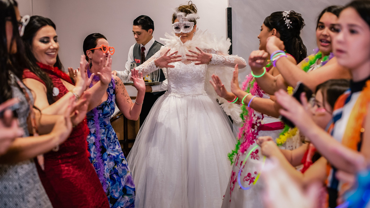 fotos de casamento. fotos de casamento com emoção. fotos espontaneas. fotos de casal. terno do noivo, vestido de noiva, buque de noiva.  recepçao churrascaria trevisan, 14 de dezembro.