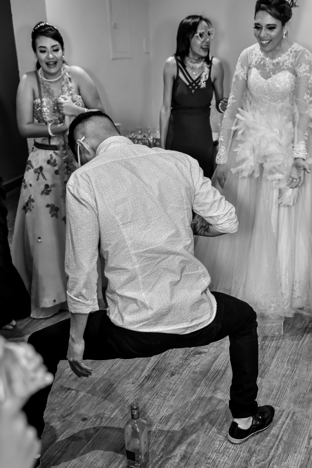 fotos de casamento. fotos de casamento com emoção. fotos espontaneas. fotos de casal. terno do noivo, vestido de noiva, buque de noiva.  recepçao churrascaria trevisan, 14 de dezembro.