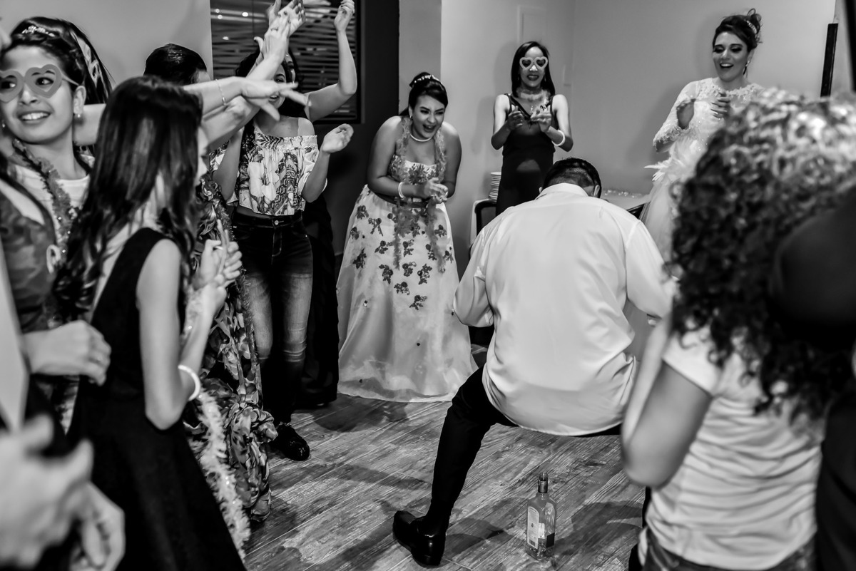 fotos de casamento. fotos de casamento com emoção. fotos espontaneas. fotos de casal. terno do noivo, vestido de noiva, buque de noiva.  recepçao churrascaria trevisan, 14 de dezembro.