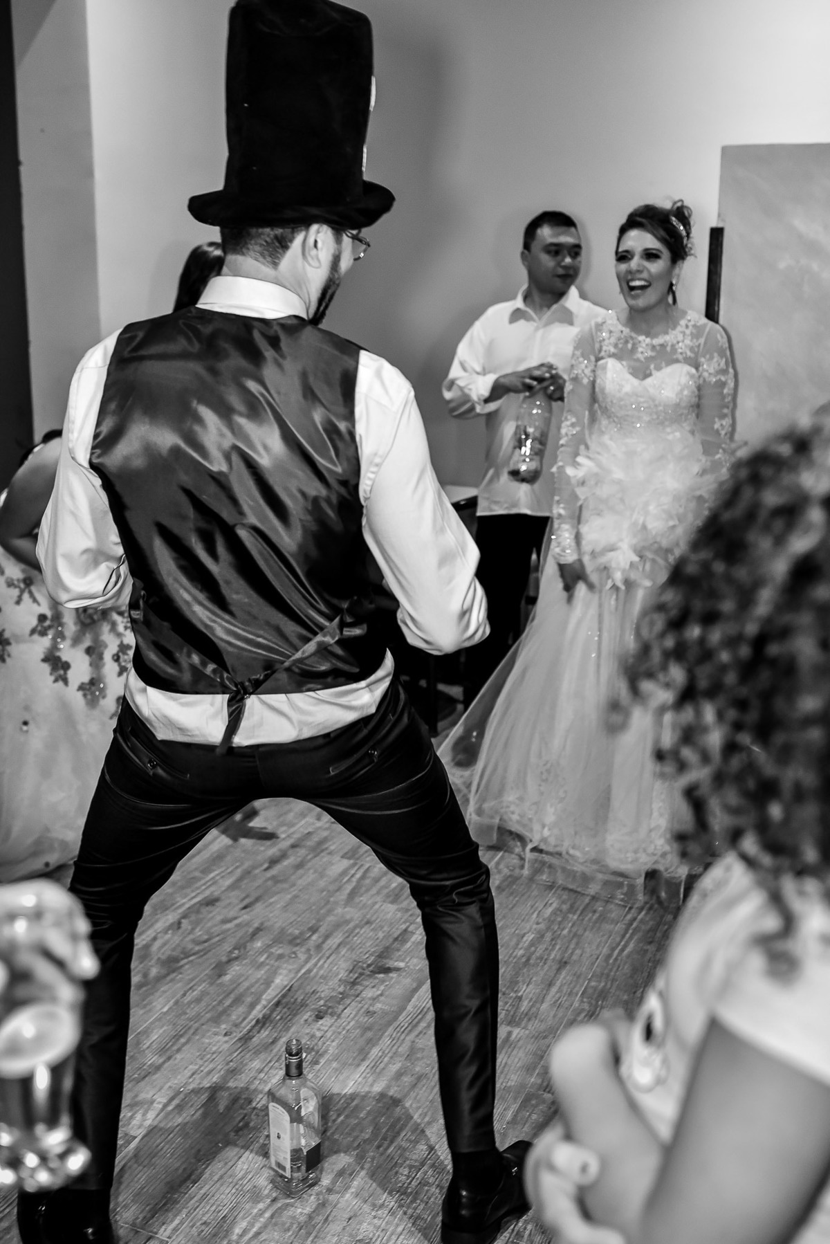 fotos de casamento. fotos de casamento com emoção. fotos espontaneas. fotos de casal. terno do noivo, vestido de noiva, buque de noiva.  recepçao churrascaria trevisan, 14 de dezembro.