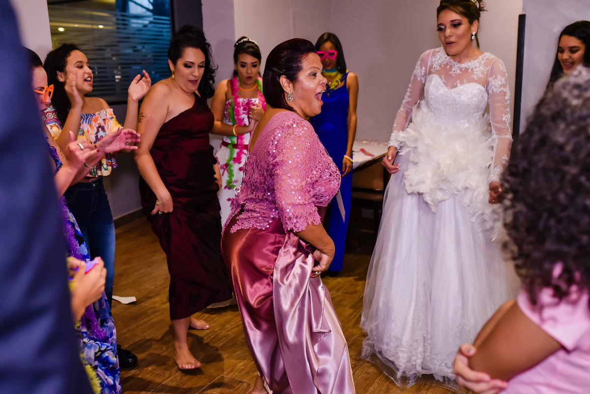 fotos de casamento. fotos de casamento com emoção. fotos espontaneas. fotos de casal. terno do noivo, vestido de noiva, buque de noiva.  recepçao churrascaria trevisan, 14 de dezembro.