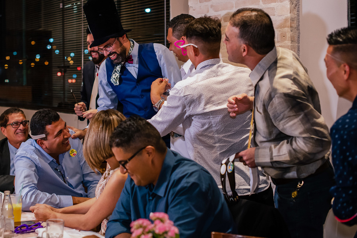 fotos de casamento. fotos de casamento com emoção. fotos espontaneas. fotos de casal. terno do noivo, vestido de noiva, buque de noiva.  recepçao churrascaria trevisan, 14 de dezembro.