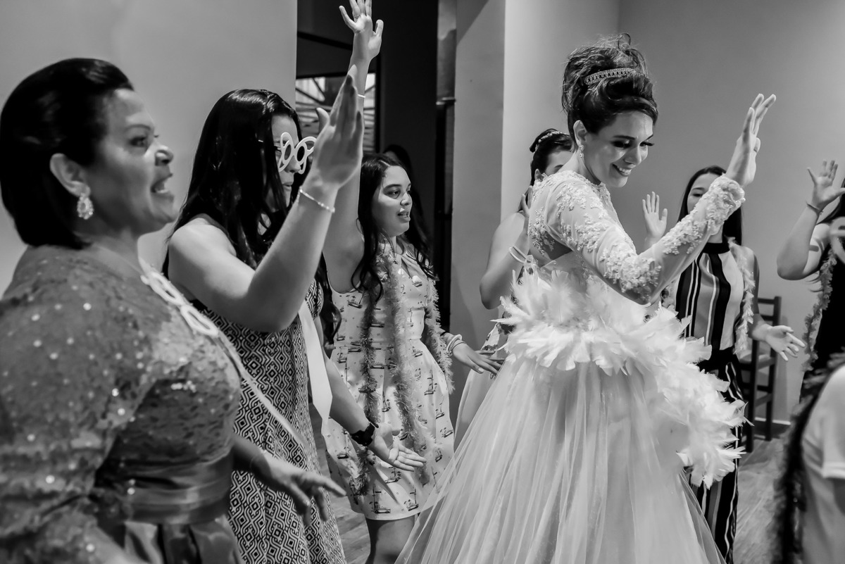 fotos de casamento. fotos de casamento com emoção. fotos espontaneas. fotos de casal. terno do noivo, vestido de noiva, buque de noiva.  recepçao churrascaria trevisan, 14 de dezembro.