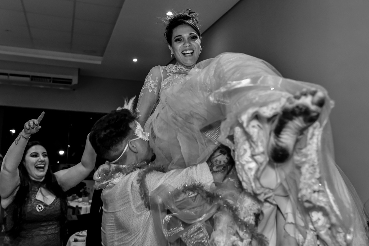 fotos de casamento. fotos de casamento com emoção. fotos espontaneas. fotos de casal. terno do noivo, vestido de noiva, buque de noiva.  recepçao churrascaria trevisan, 14 de dezembro.