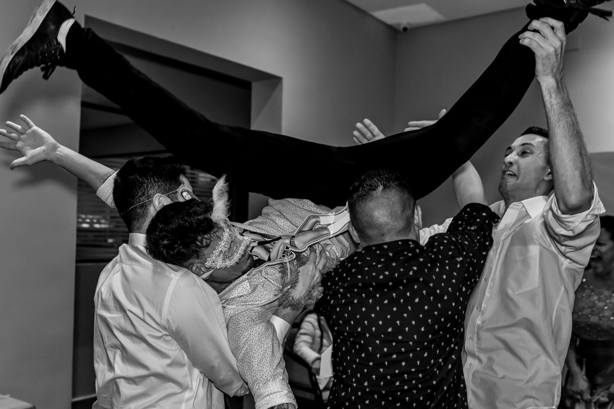 fotos de casamento. fotos de casamento com emoção. fotos espontaneas. fotos de casal. terno do noivo, vestido de noiva, buque de noiva.  recepçao churrascaria trevisan, 14 de dezembro.