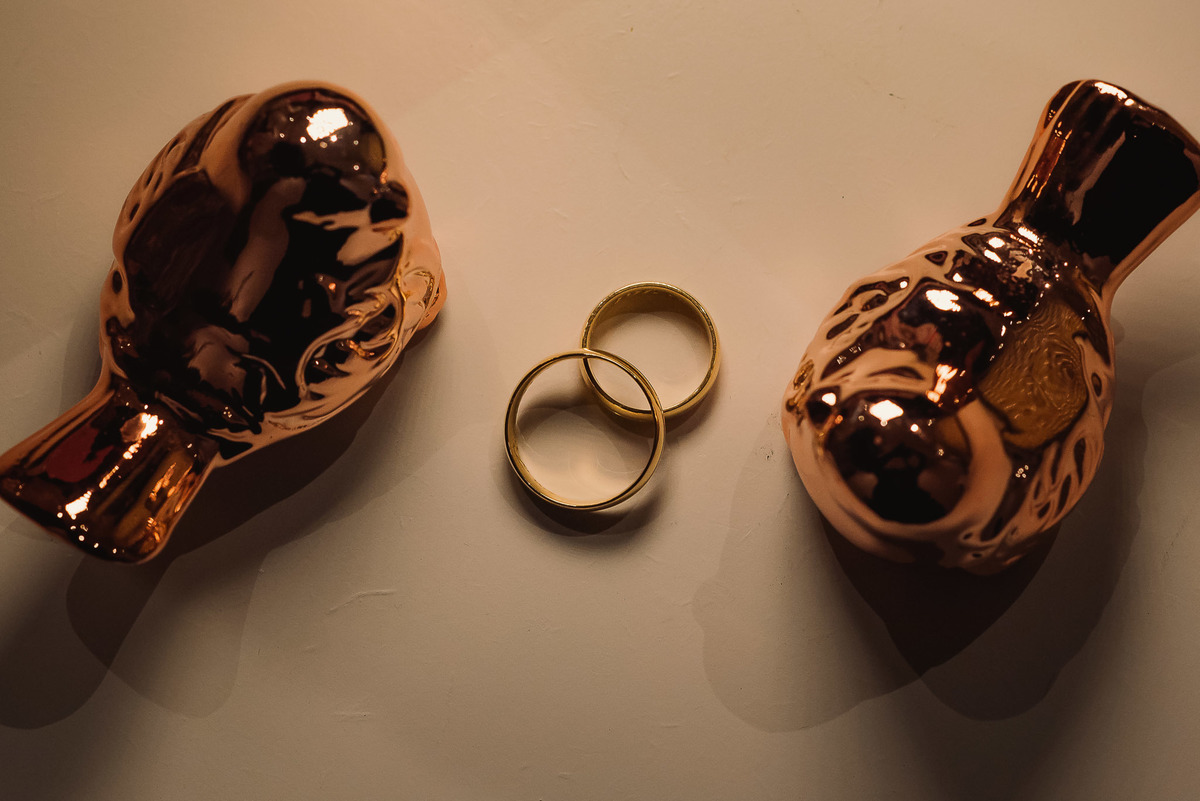 fotos de casamento. fotos de casamento com emoção. fotos espontaneas. fotos de casal. terno do noivo, vestido de noiva, buque de noiva.  recepçao churrascaria trevisan, alianças de noivado. alianças de casamento.