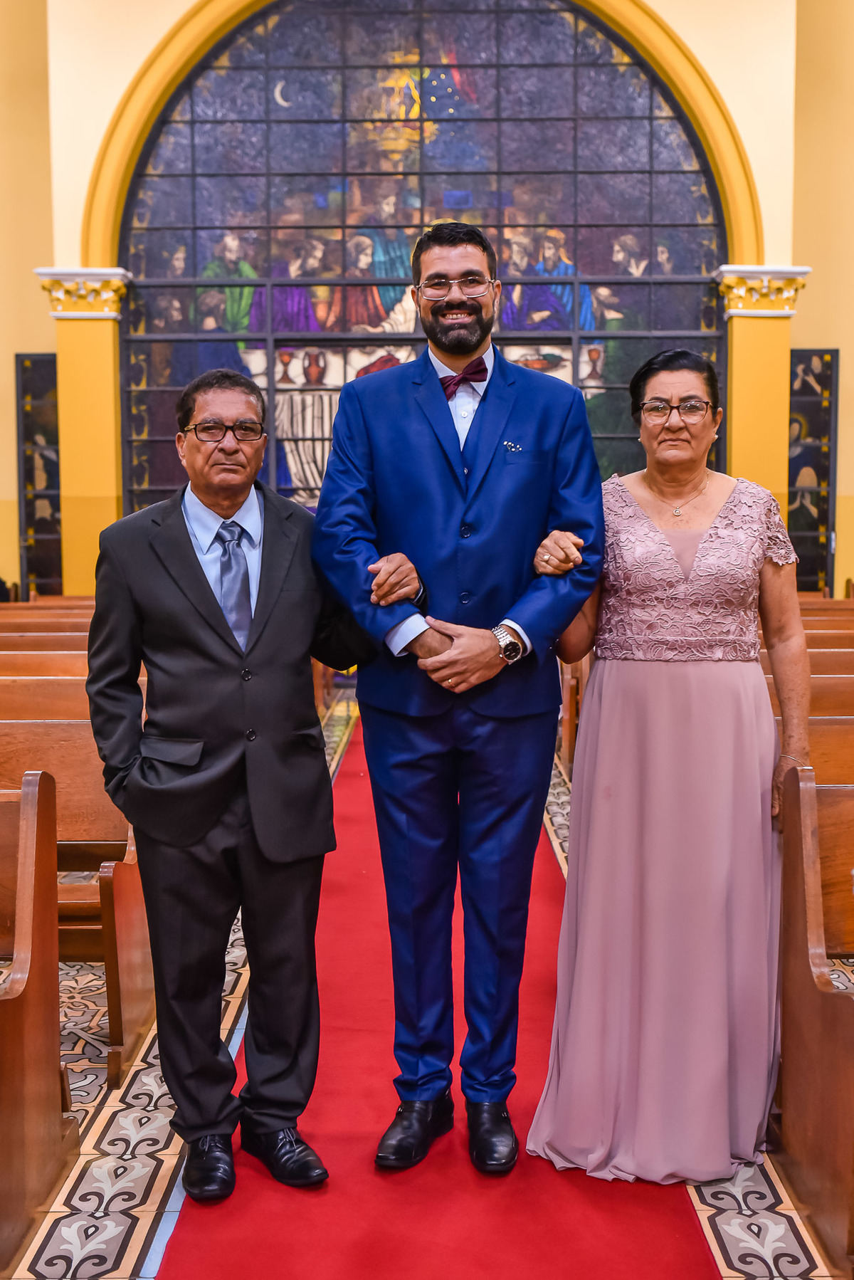 Cerimonia de casamento Santuário Diocesano Nossa Senhora Aparecida, terno do noivo. fotos de casamento.