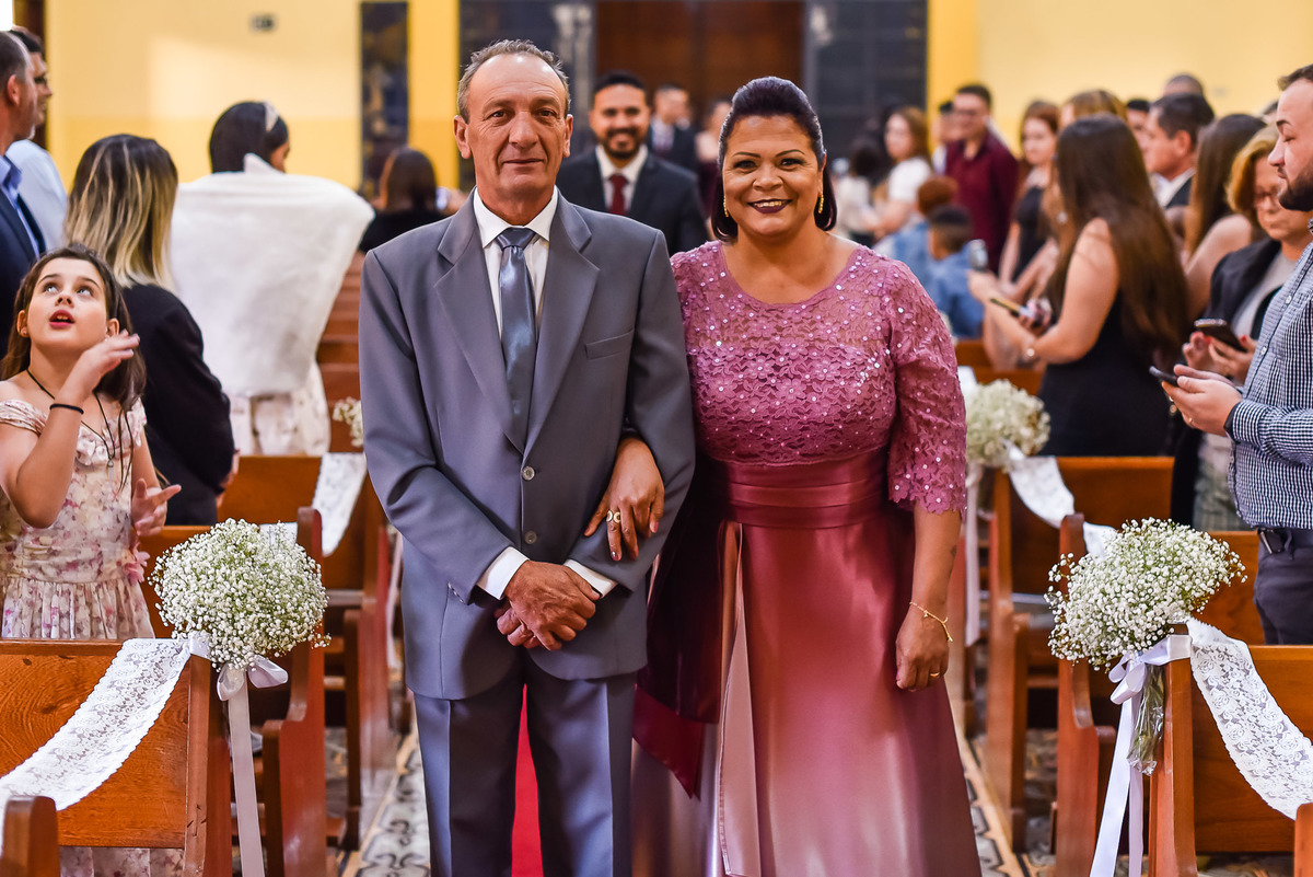 Cerimonia de casamento Santuário Diocesano Nossa Senhora Aparecida, terno do noivo. fotos de casamento.