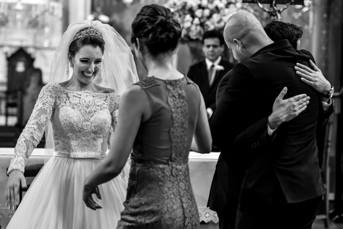 Cerimonia de casamento na catedral nossa senhora do desterro - jundiaí.  Vestido de noiva. terno do noivo. casamento na igreja. fotos de casamento.