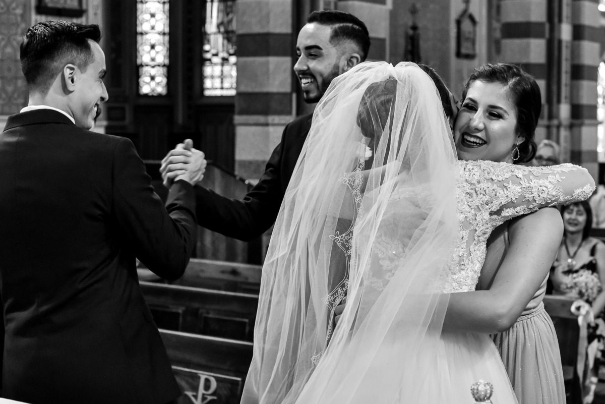 Cerimonia de casamento na catedral nossa senhora do desterro - jundiaí.  Vestido de noiva. terno do noivo. casamento na igreja. fotos de casamento.