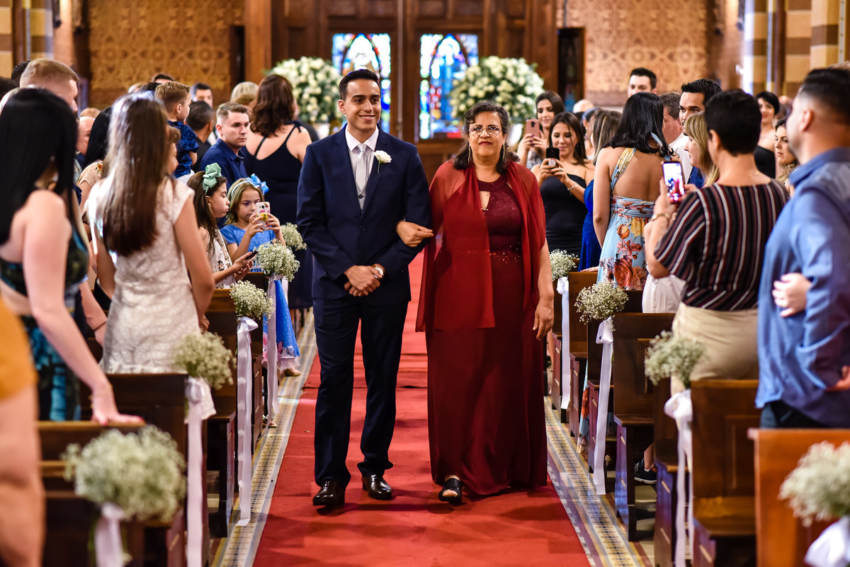 Cerimonia de casamento na catedral nossa senhora do desterro - jundiaí.  Vestido de noiva. terno do noivo. casamento na igreja. fotos de casamento.