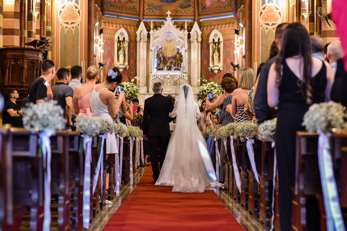 Cerimonia de casamento na catedral nossa senhora do desterro - jundiaí.  Vestido de noiva. terno do noivo. casamento na igreja. fotos de casamento.
