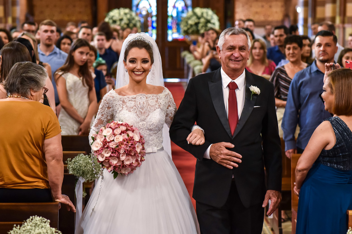 Cerimonia de casamento na catedral nossa senhora do desterro - jundiaí.  Vestido de noiva. terno do noivo. casamento na igreja. fotos de casamento.