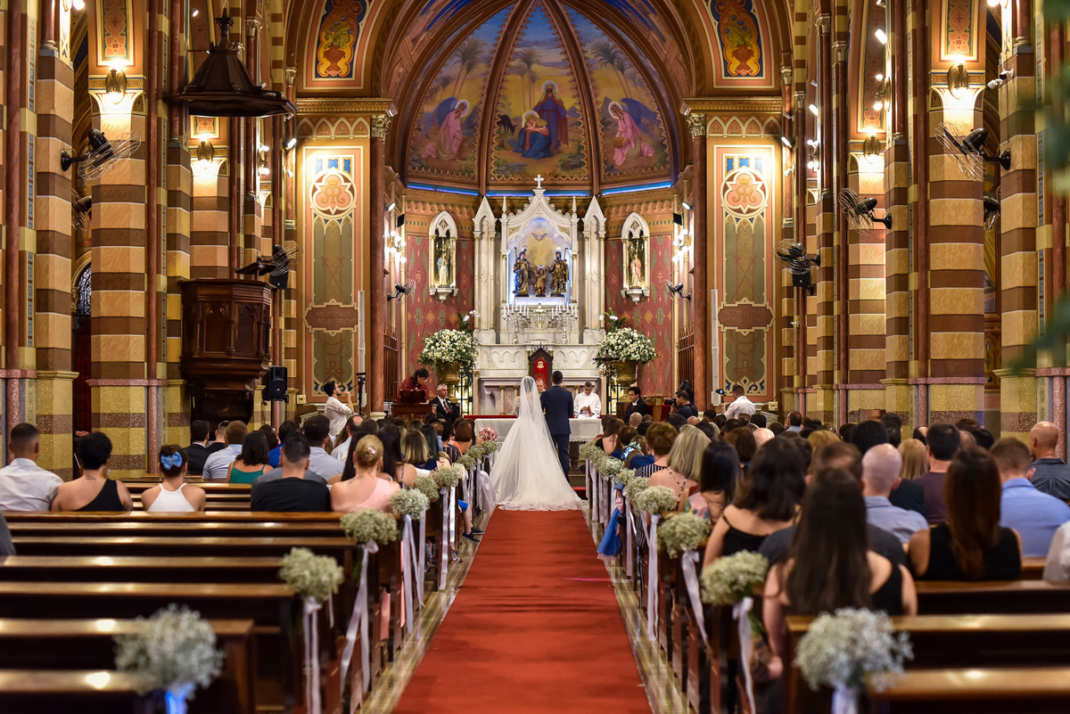 Cerimonia de casamento na catedral nossa senhora do desterro - jundiaí.  Vestido de noiva. terno do noivo. casamento na igreja. fotos de casamento.