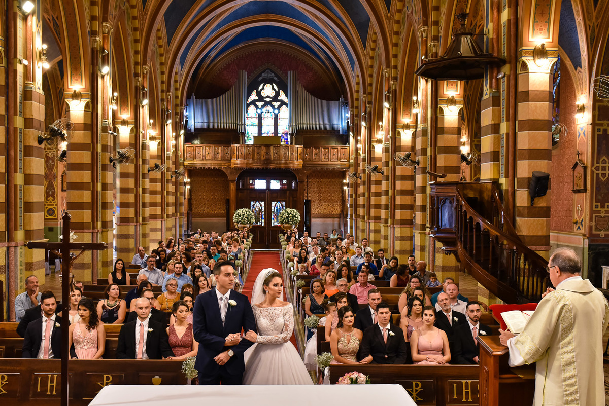 Cerimonia de casamento na catedral nossa senhora do desterro - jundiaí.  Vestido de noiva. terno do noivo. casamento na igreja. fotos de casamento.