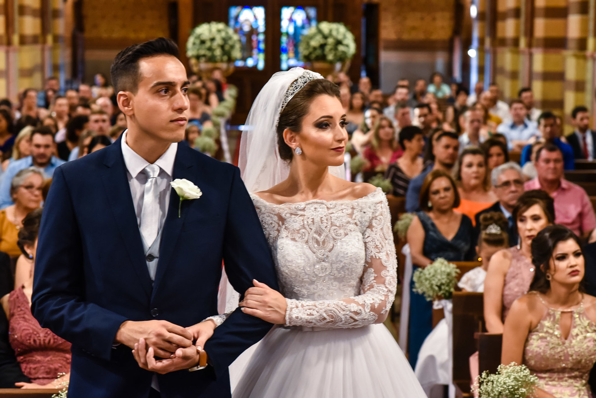 Cerimonia de casamento na catedral nossa senhora do desterro - jundiaí.  Vestido de noiva. terno do noivo. casamento na igreja. fotos de casamento.