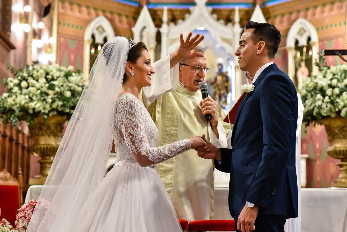 Cerimonia de casamento na catedral nossa senhora do desterro - jundiaí.  Vestido de noiva. terno do noivo. casamento na igreja. fotos de casamento.