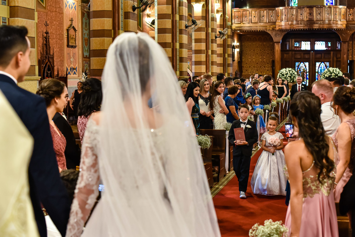 Cerimonia de casamento na catedral nossa senhora do desterro - jundiaí.  Vestido de noiva. terno do noivo. casamento na igreja. fotos de casamento.