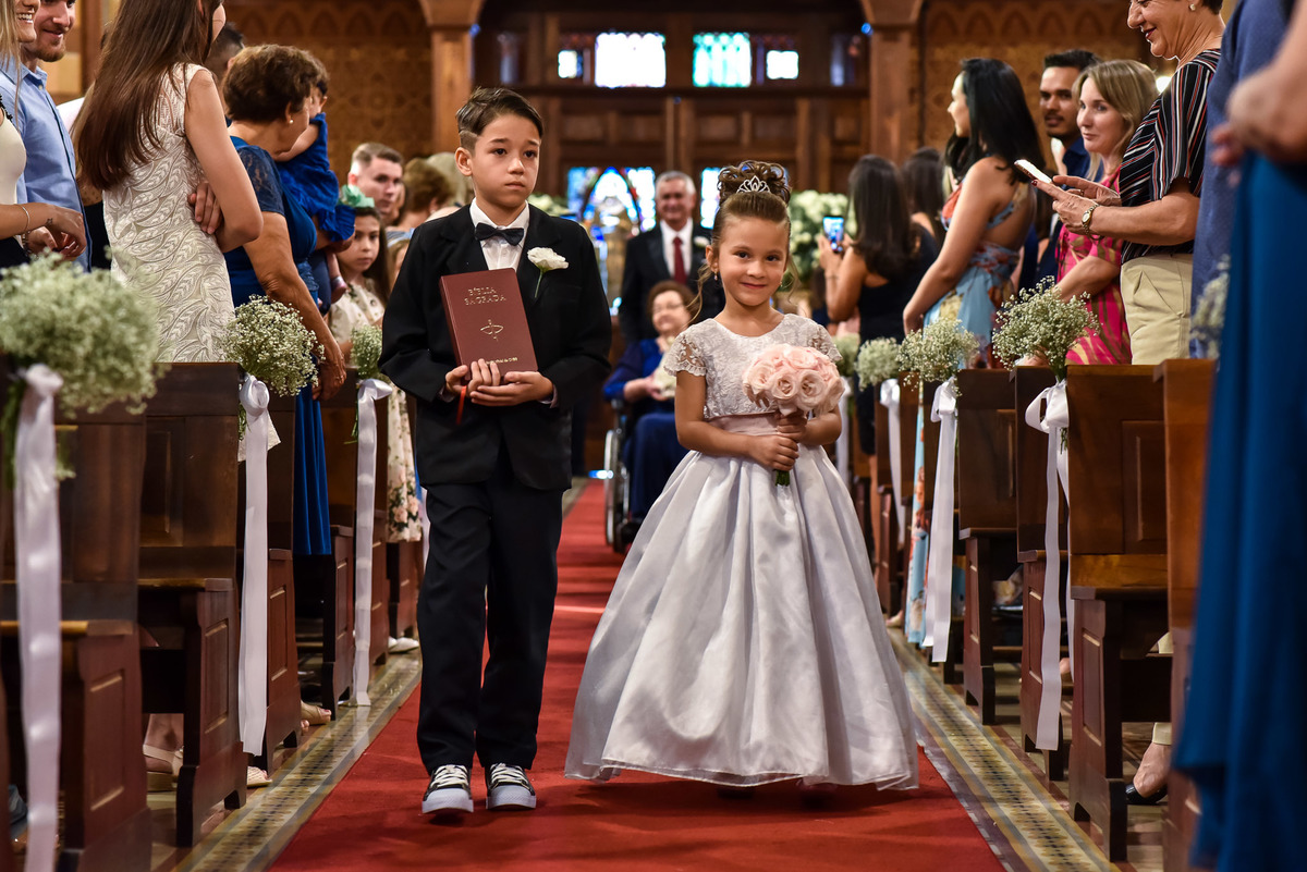 Cerimonia de casamento na catedral nossa senhora do desterro - jundiaí.  Vestido de noiva. terno do noivo. casamento na igreja. fotos de casamento.